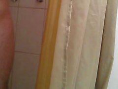 taking a shower / tomando una ducha