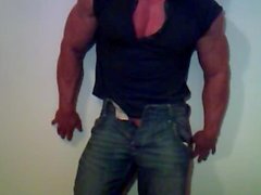 Muscular guy on cam