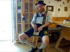 Bayernbursch edging and cumming in Lederhosen